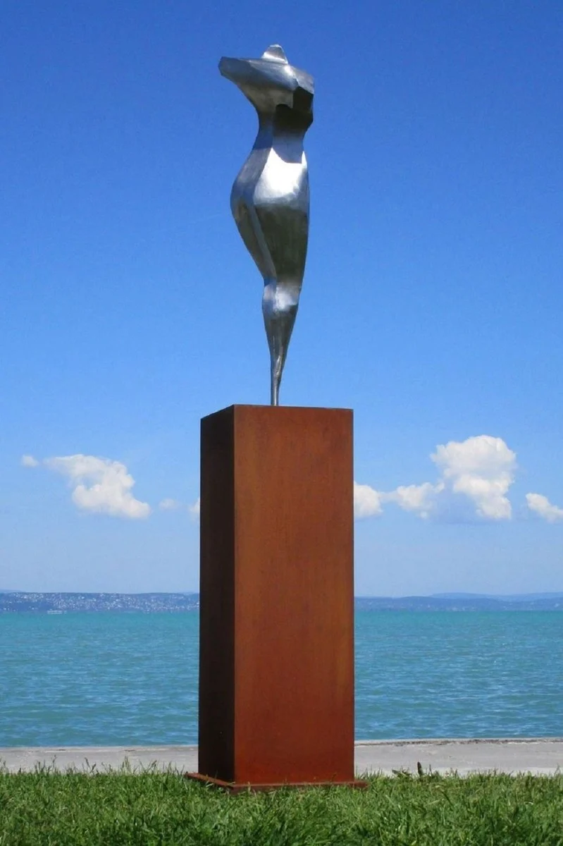Casa Padrino XXL Garten Deko Metall Skulptur Frau auf Säule Silber / Rost H. 205 cm