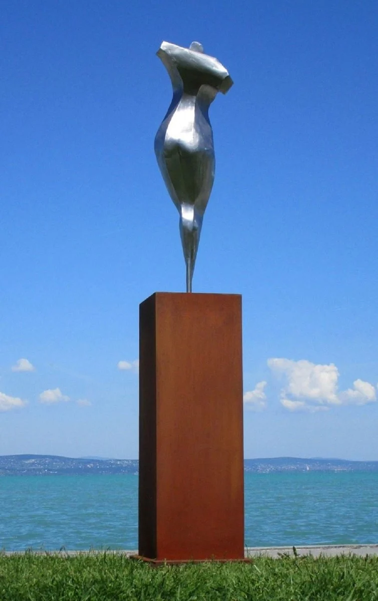 Casa Padrino XXL Garten Deko Metall Skulptur Frau auf Säule Silber / Rost H. 205 cm