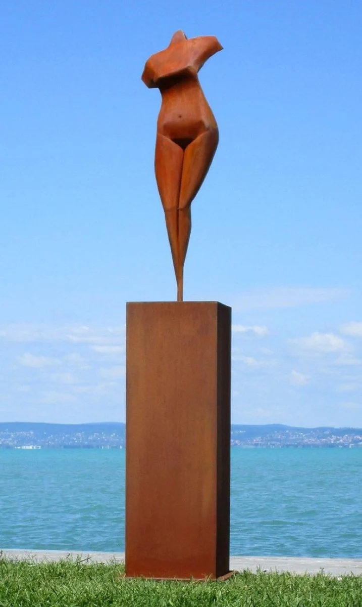 Casa Padrino XXL Garten Deko Metall Skulptur Frau auf Säule Rost H. 205 cm