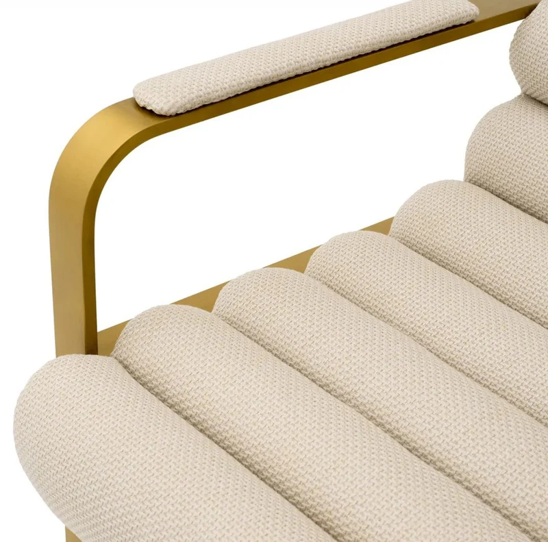 Casa Padrino Luxus Barstuhl mit Armlehnen Sandfarben / Messing 53,5 x 57 x H. 96,5 cm - Gepolsterter Edelstahl Barhocker - Bar Möbel - Luxus Möbel - Luxus Qualität