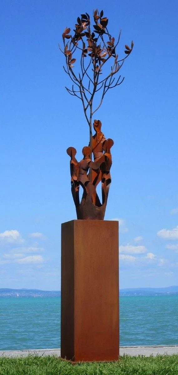 Casa Padrino XXL Garten Deko Metall Skulptur Freunde am Baum auf Säule Rost H. 260 cm