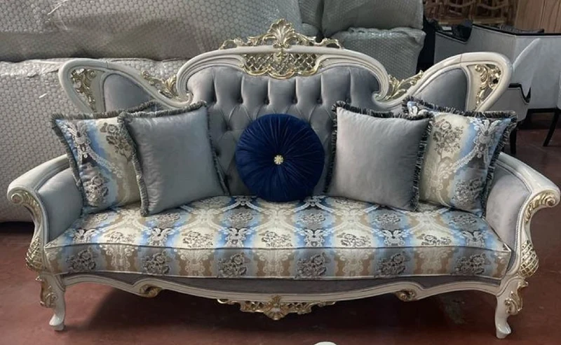 Casa Padrino Luxus Barock Sofa Grau / Mehrfarbig / Weiß / Gold - Handgefertigtes Wohnzimmer Sofa mit elegantem Muster - Barock Wohnzimmer Möbel - Edel & Prunkvoll