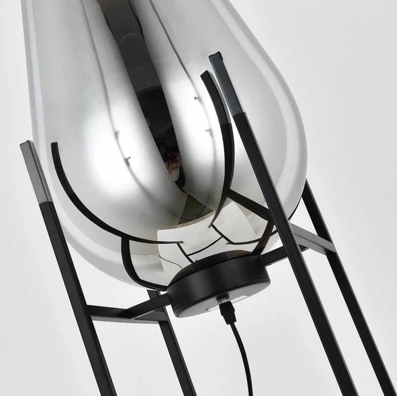 Casa Padrino Luxus Stehleuchte Silber / Schwarz 30 x 30 x H. 97 cm - Metall Stehleuchte mit Glas Lampenschirm - Luxus Stehleuchten - Luxus Leuchten - Luxus Interior