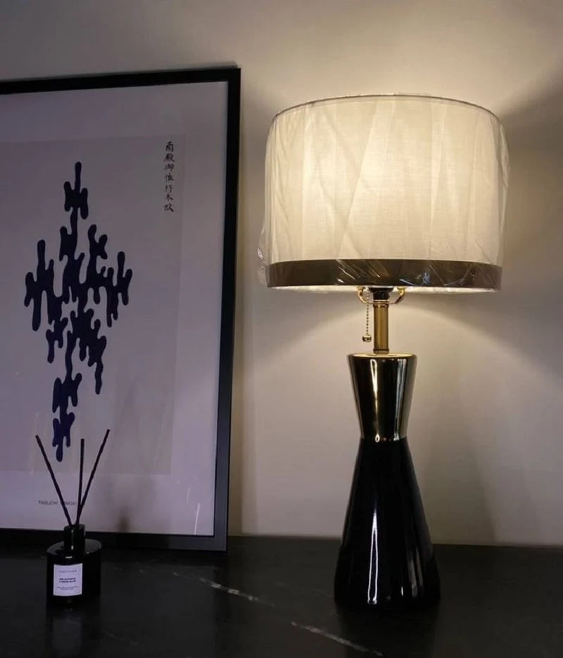Casa Padrino Luxus Keramik Tischleuchte Schwarz / Gold / Weiß Ø 30 x H. 60 cm - Runde Keramik Schreibtischleuchte mit Lampenschirm - Luxus Keramik Leuchten