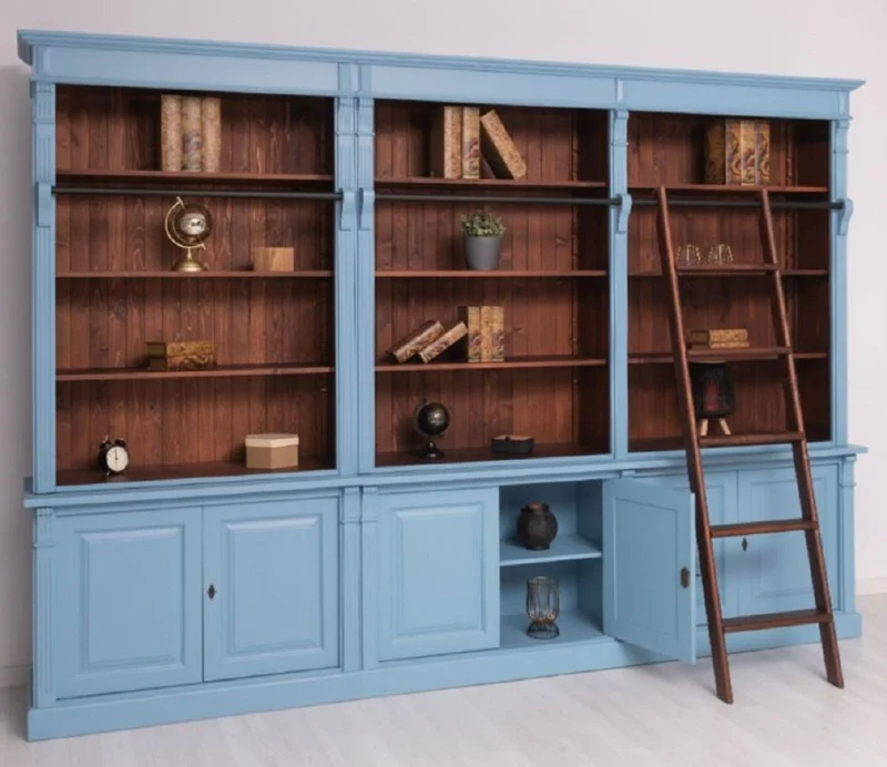 Casa Padrino Landhausstil Bücherschrank mit Leiter Hellblau / Dunkelbraun 223 x 51 x H. 228 cm - Massivholz Schrank - Wohnzimmerschrank - Regalschrank - Büroschrank - Landhausstil Möbel