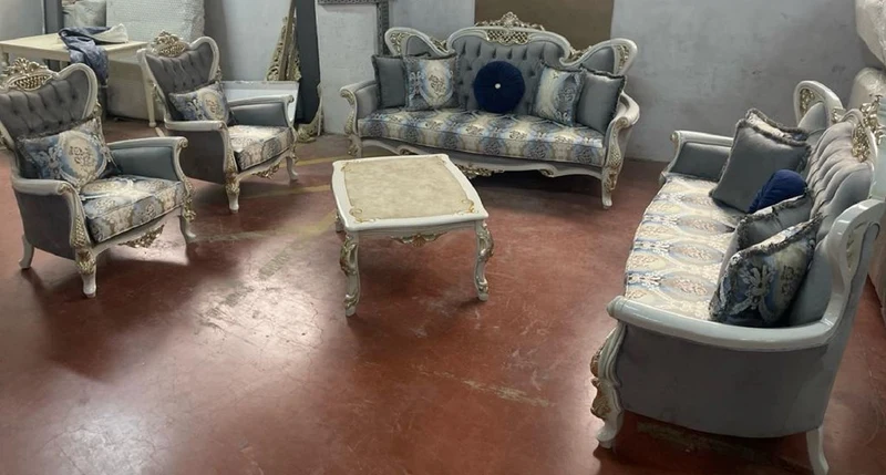 Casa Padrino Luxus Barock Wohnzimmer Set Grau / Mehrfarbig / Weiß / Gold - 2 Barock Sofas & 2 Barock Sessel & 1 Barock Couchtisch - Handgefertigte Barock Wohnzimmer Möbel - Edel & Prunkvoll
