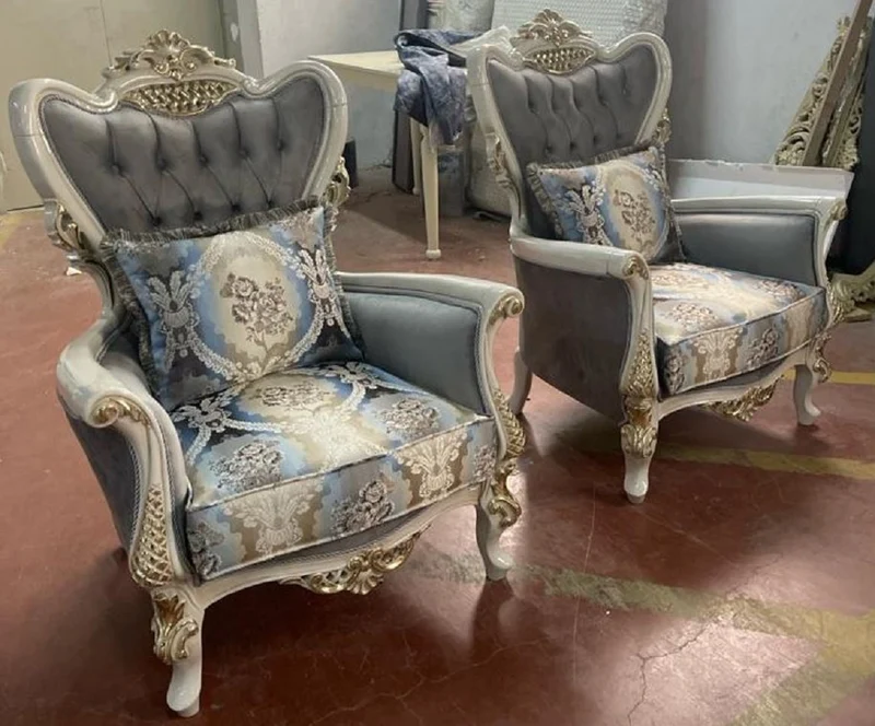 Casa Padrino Luxus Barock Wohnzimmer Set Grau / Mehrfarbig / Weiß / Gold - 2 Barock Sofas & 2 Barock Sessel & 1 Barock Couchtisch - Handgefertigte Barock Wohnzimmer Möbel - Edel & Prunkvoll