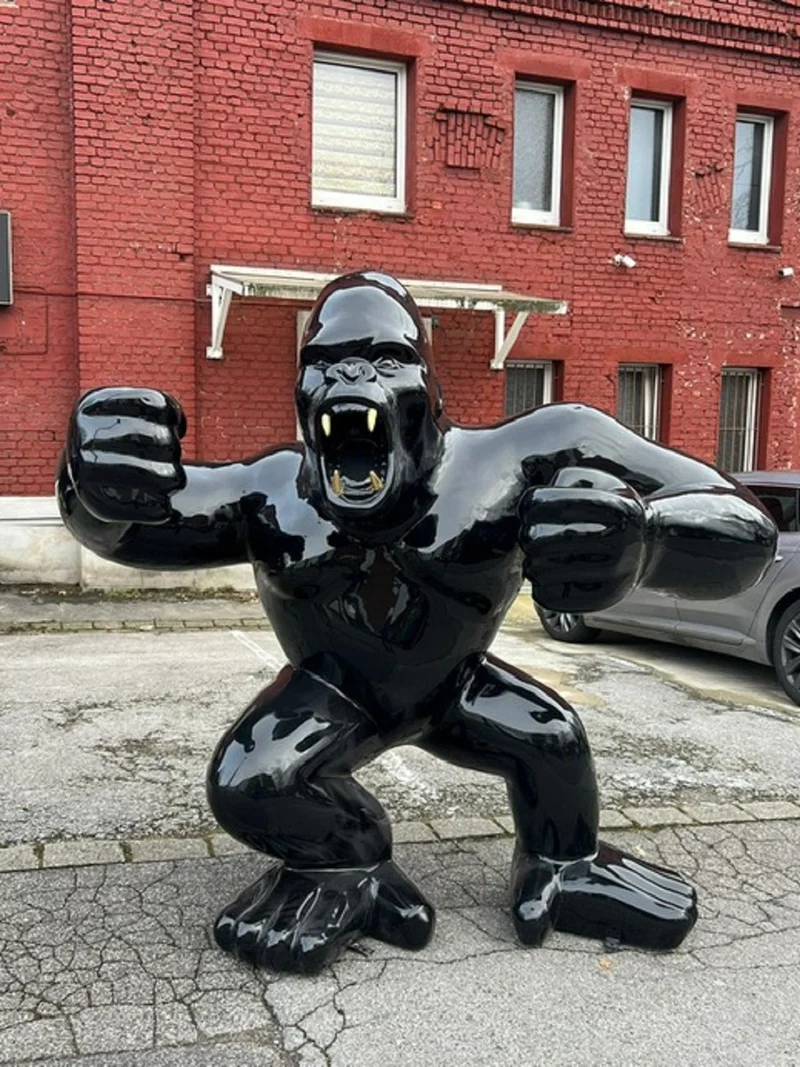 Casa Padrino Luxus XXL Deko Skulptur Gorilla Affe Schwarz / Gold 180 x H. 200 cm - Riesige XXL Garten Deko Skulptur - XXL Deko Figur - Luxus XXL Tierfigur