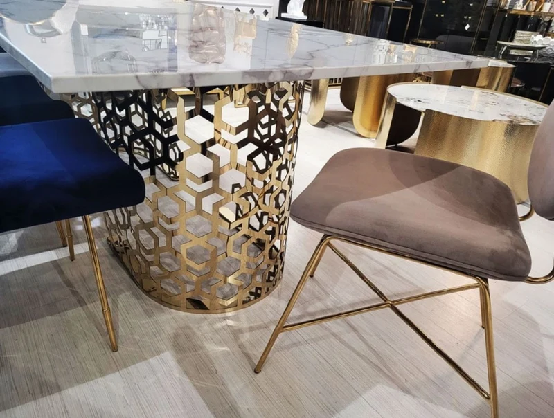 Casa Padrino Luxus Esstisch Weiß / Gold 200 x 100 x H. 76 cm - Esszimmer Tisch mit Kunstmarmor Tischplatte - Esszimmer Möbel - Luxus Möbel - Luxus Einrichtung