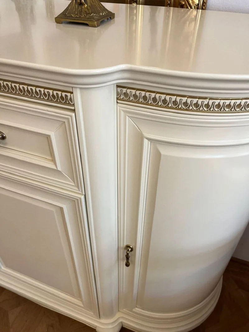 Casa Padrino Luxus Jugendstil Sideboard Creme / Antik Messing 176 x 57,5 x H. 111 cm - Eleganter Massivholz Schrank mit 4 Türen und 2 Schubladen - Barock & Jugendstil Möbel