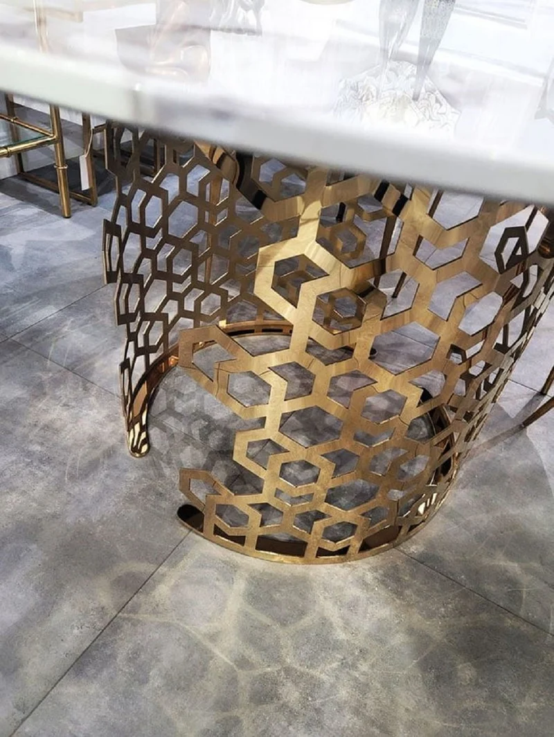 Casa Padrino Luxus Esstisch Weiß / Gold Ø 135 x H. 76 cm - Runder Esszimmer Tisch mit Kunstmarmor Tischplatte - Esszimmer Möbel - Luxus Möbel - Luxus Einrichtung
