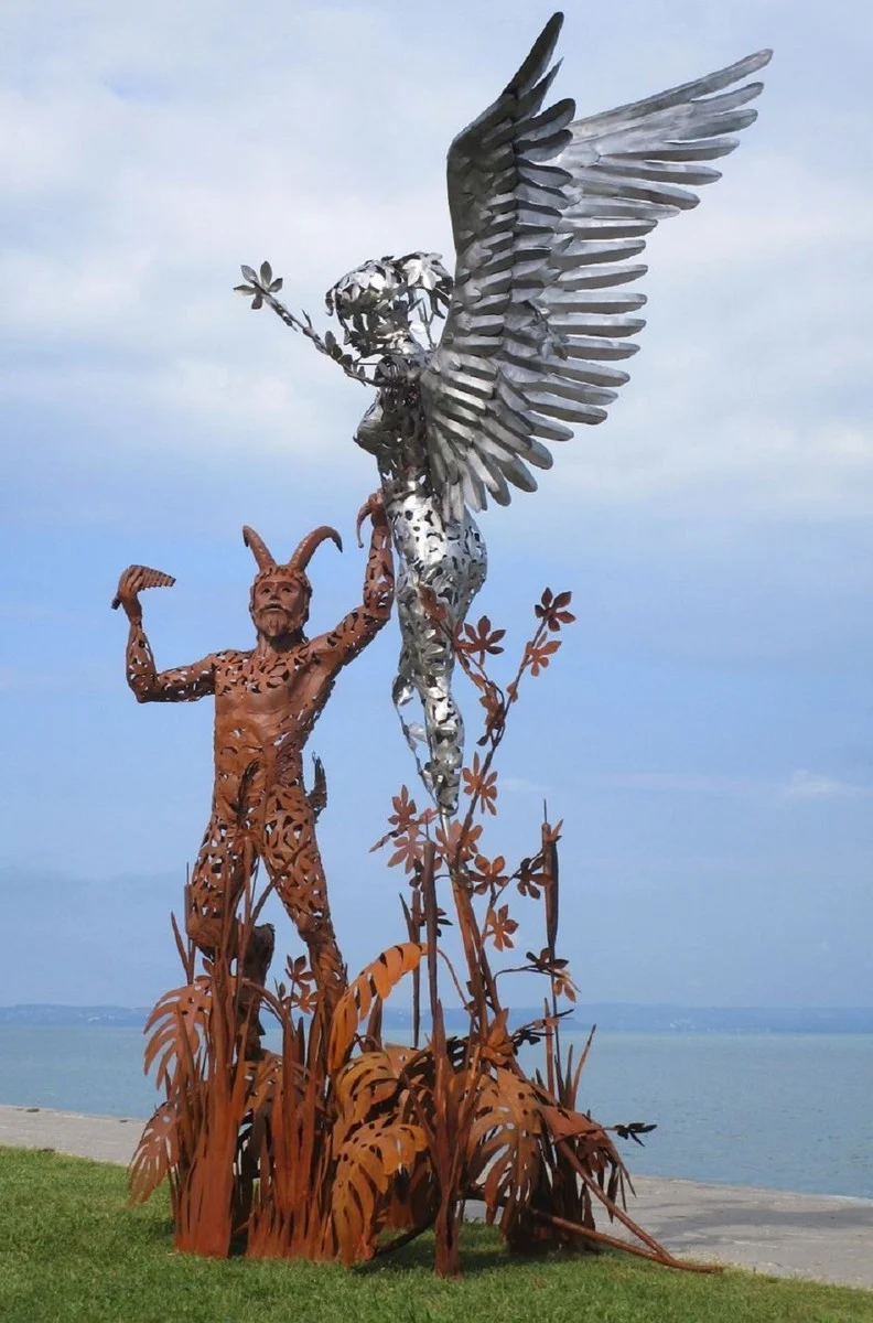 Casa Padrino Luxus Deko Skulptur Engel und Pan Rost / Silber 325 x 173 x H. 370 cm - Riesige Metall Skulptur - Riesige Garten Deko Figur - Garten Skulpturen - Metall Skulpturen