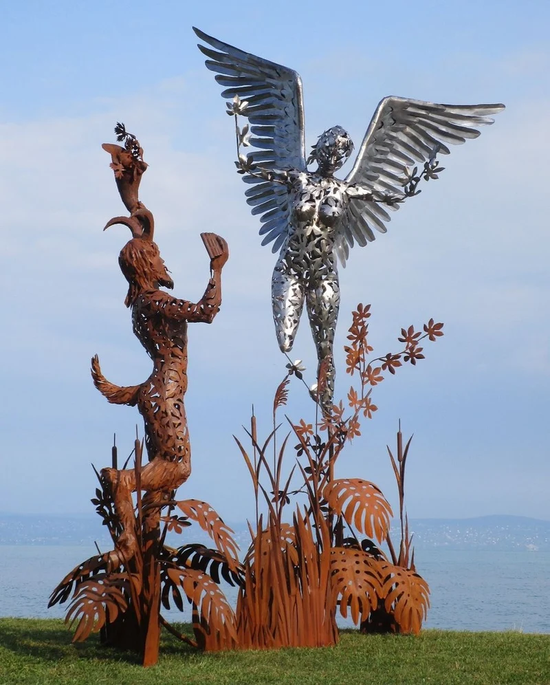 Casa Padrino Luxus Deko Skulptur Engel und Pan Rost / Silber 325 x 173 x H. 370 cm - Riesige Metall Skulptur - Riesige Garten Deko Figur - Garten Skulpturen - Metall Skulpturen