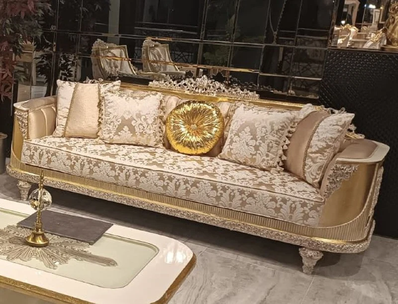 Casa Padrino Luxus Barock Wohnzimmer Set Gold / Weiß - 2 Barock Sofas & 2 Barock Sessel & 1 Barock Couchtisch - Luxus Wohnzimmer Möbel im Barockstil - Edel & Prunkvoll