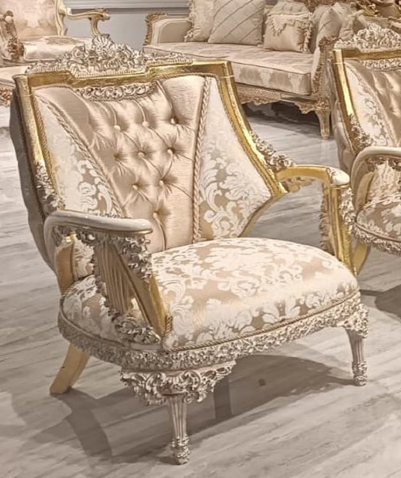 Casa Padrino Luxus Barock Wohnzimmer Set Gold / Weiß - 2 Barock Sofas & 2 Barock Sessel & 1 Barock Couchtisch - Luxus Wohnzimmer Möbel im Barockstil - Edel & Prunkvoll