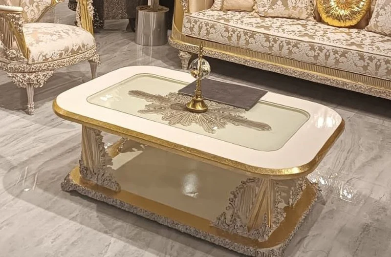 Casa Padrino Luxus Barock Wohnzimmer Set Gold / Weiß - 2 Barock Sofas & 2 Barock Sessel & 1 Barock Couchtisch - Luxus Wohnzimmer Möbel im Barockstil - Edel & Prunkvoll