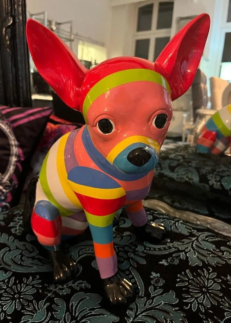 Casa Padrino Luxus Dekofigur Chihuahua Hund Mehrfarbig H. 39 cm - Wetterbeständige Deko Skulptur - Wohnzimmer Deko - Garten Deko - Luxus Deko Tierfigur