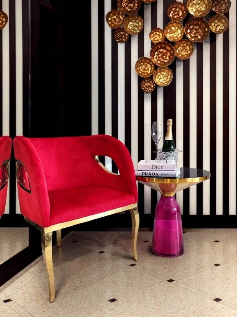 Casa Padrino Luxus Samt Sessel Rot / Gold 78 x 55 x H. 59 cm - Wohnzimmer Sessel - Hotel Sessel - Wohnzimmer Möbel - Luxus Möbel - Wohnzimmer Einrichtung - Luxus Einrichtung - Möbel Luxus