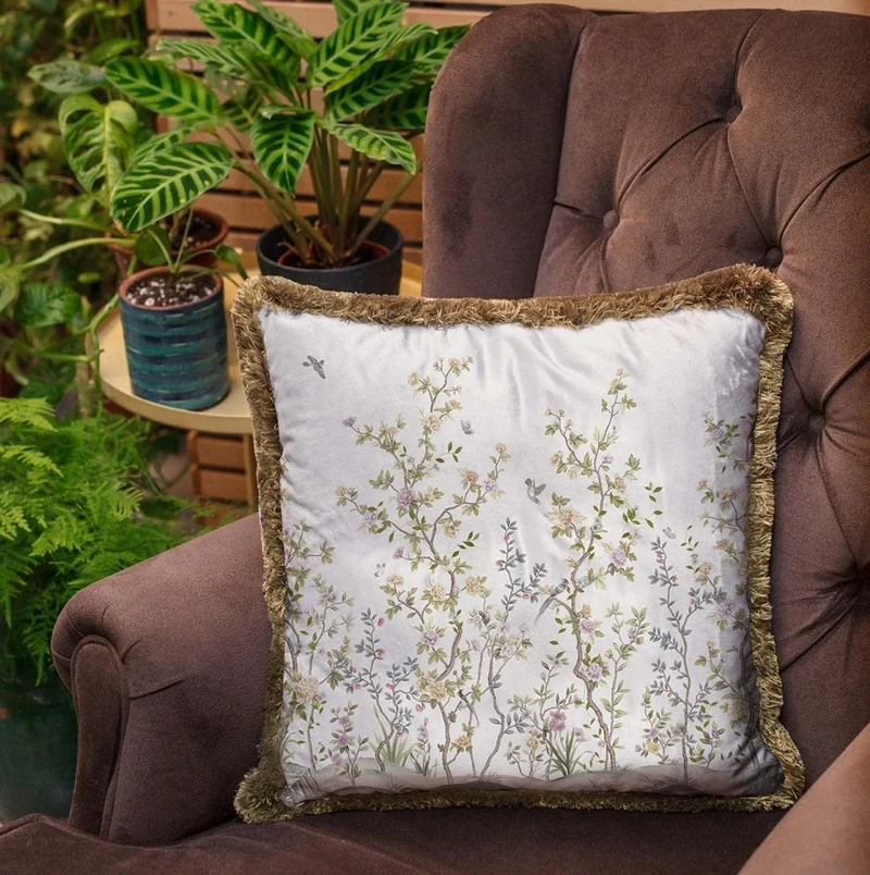 Casa Padrino Luxus Deko Kissen Sträucher mit Blumen & Vögel Weiß / Mehrfarbig / Braun 45 x 45 cm - Bedrucktes Samt Kissen mit Fransen - Luxus Deko Accessoires