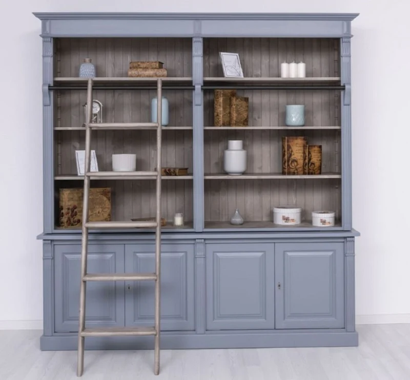 Casa Padrino Landhausstil Bücherschrank mit Leiter Hellblau / Grau 223 x 51 x H. 228 cm - Massivholz Schrank - Wohnzimmerschrank - Regalschrank - Büroschrank - Landhausstil Möbel