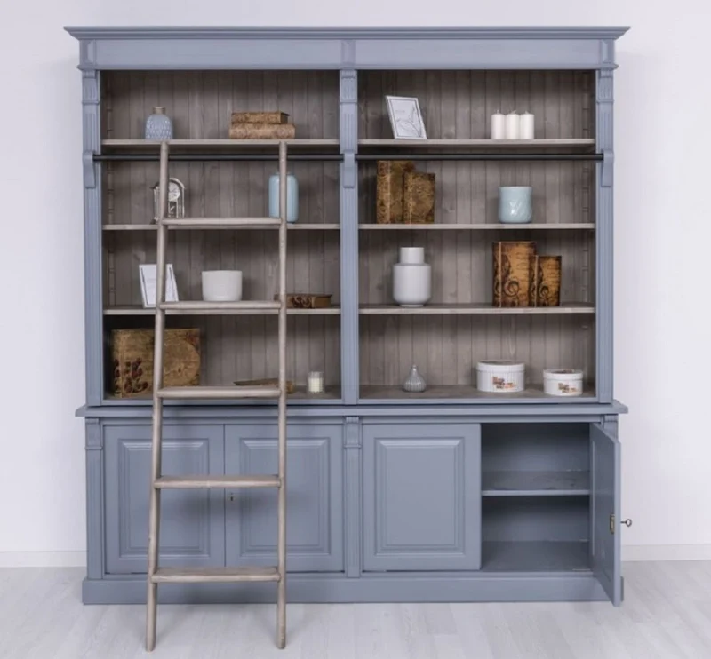 Casa Padrino Landhausstil Bücherschrank mit Leiter Hellblau / Grau 223 x 51 x H. 228 cm - Massivholz Schrank - Wohnzimmerschrank - Regalschrank - Büroschrank - Landhausstil Möbel