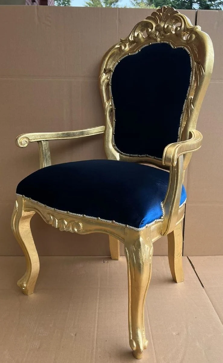Casa Padrino Luxus Barock Esszimmer Stuhl Royalblau / Gold - Handgefertigter Barockstil Stuhl mit Armlehnen und edlem Samtstoff - Esszimmer Möbel im Barockstil