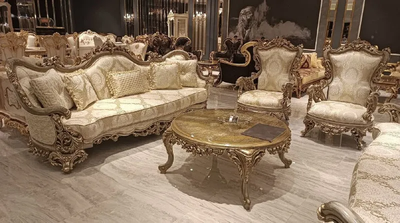 Casa Padrino Luxus Barock Wohnzimmer Set Gold / Grau - 2 Barock Sofas & 2 Barock Sessel & 1 Runder Barock Couchtisch - Luxus Wohnzimmer Möbel im Barockstil - Edel & Prunkvoll