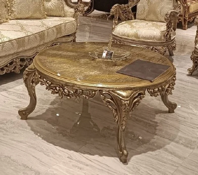 Casa Padrino Luxus Barock Wohnzimmer Set Gold / Grau - 2 Barock Sofas & 2 Barock Sessel & 1 Runder Barock Couchtisch - Luxus Wohnzimmer Möbel im Barockstil - Edel & Prunkvoll