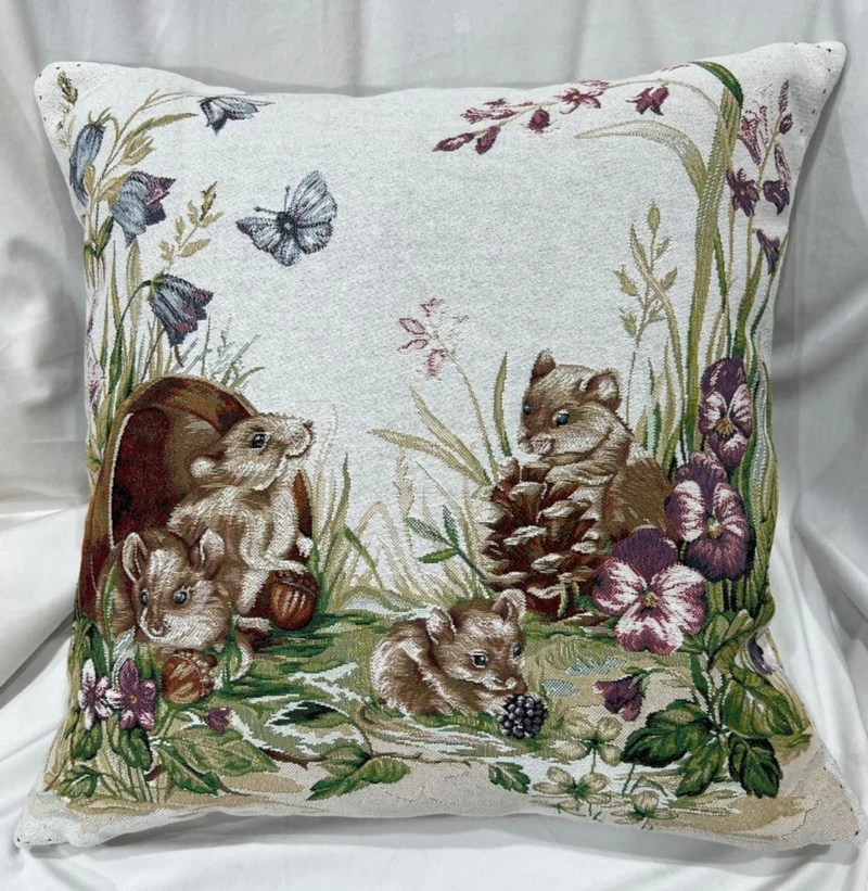 Casa Padrino Luxus Deko Kissen Eichhörnchen Weiß / Mehrfarbig 45 x 45 cm - Bedrucktes Zierkissen mit edlem Gobelin Stoff - Luxus Deko Accessoires