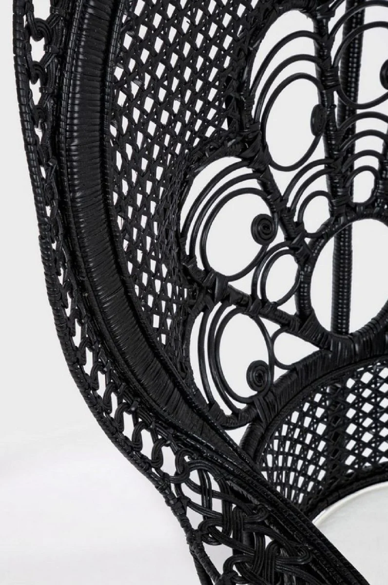 Casa Padrino Luxus Rattan Sessel Schwarz / Weiß 106 x 71 x H. 148 cm - Vintage Stil Rattan Sessel mit Sitzkissen - Vintage Stil Rattan Möbel - Garten & Terrassen Möbel