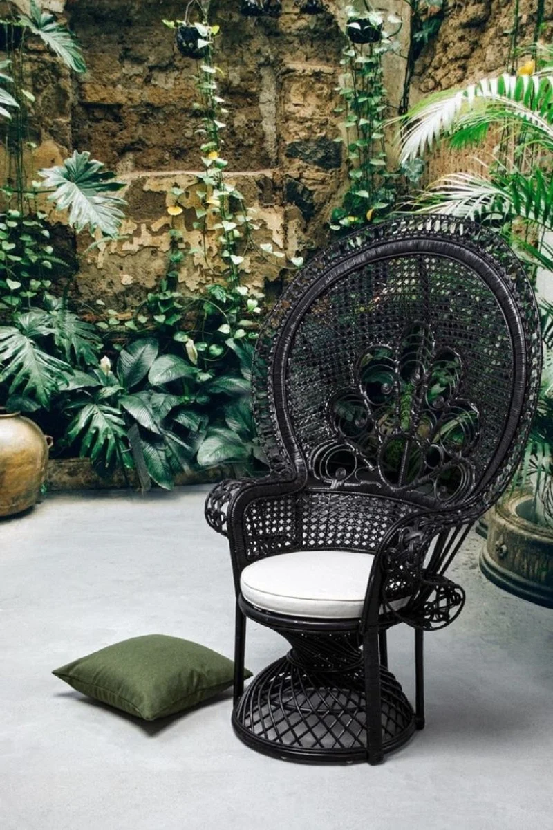 Casa Padrino Luxus Rattan Sessel Schwarz / Weiß 106 x 71 x H. 148 cm - Vintage Stil Rattan Sessel mit Sitzkissen - Vintage Stil Rattan Möbel - Garten & Terrassen Möbel