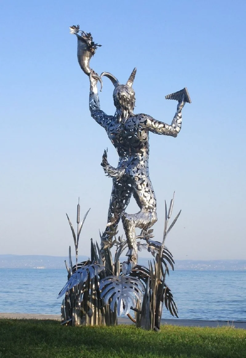 Casa Padrino Luxus Deko Skulptur Pan Silber 125 x 126 x H. 295 cm - Riesige Edelstahl Skulptur - Riesige Garten Deko Figur - Garten Skulpturen - Metall Skulpturen