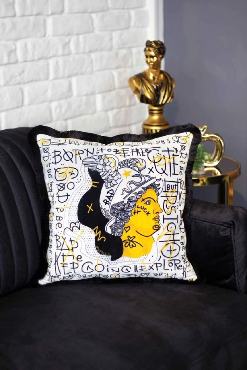 Casa Padrino Luxus Deko Kissen Weiß / Gelb / Schwarz 45 x 45 cm - Bedrucktes Samt Kissen mit Fransen - Luxus Deko Accessoires