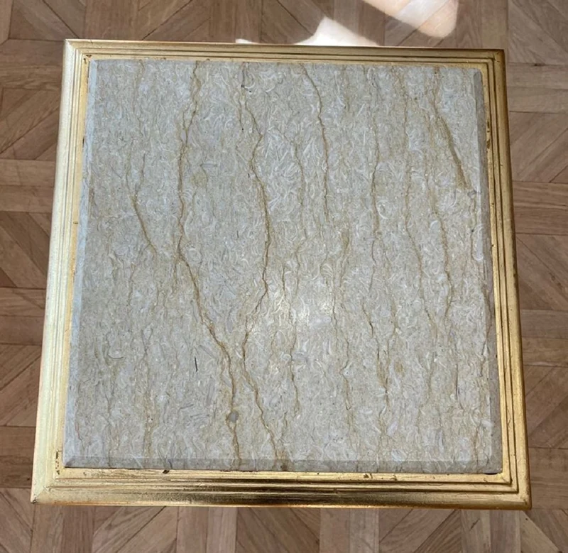 Casa Padrino Barock Beistelltisch Gold / Grau - Quadratischer Antik Stil Tisch mit Marmorplatte - Wohnzimmer Möbel im Barockstil - Antik Stil Möbel - Barock Möbel