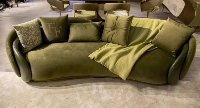 Casa Padrino Luxus Sofa Grün / Dunkelgrün 260 x 85 x H. 75 cm - Gebogenes Wohnzimmer Sofa - Hotel Sofa - Wohnzimmer Möbel - Hotel Möbel - Luxus Möbel - Luxus Einrichtung - Wohnzimmer Einrichtung