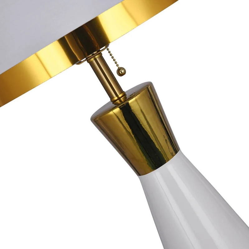 Casa Padrino Luxus Keramik Tischleuchte Weiß / Gold / Weiß Ø 30 x H. 60 cm - Runde Keramik Schreibtischleuchte mit Lampenschirm - Luxus Keramik Leuchten