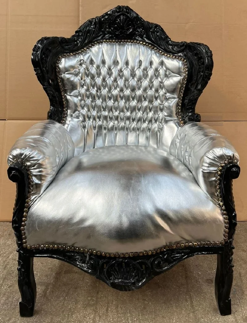 Casa Padrino Barock Sessel Silber / Schwarz - Handgefertigter Massivholz Wohnzimmer Sessel mit Kunstleder - Antik Stil Wohnzimmer Sessel - Barock Wohnzimmer Möbel