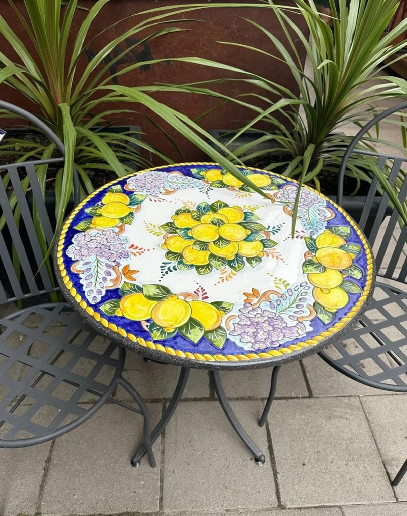 Casa Padrino Luxus Jugendstil Gartentisch Mehrfarbig / Grau Ø 70 cm - Schmiedeeisen Garten Tisch mit Lavastein Tischplatte - Barock & Jugendstil Garten Möbel - Luxus Qualität - Made in Italy