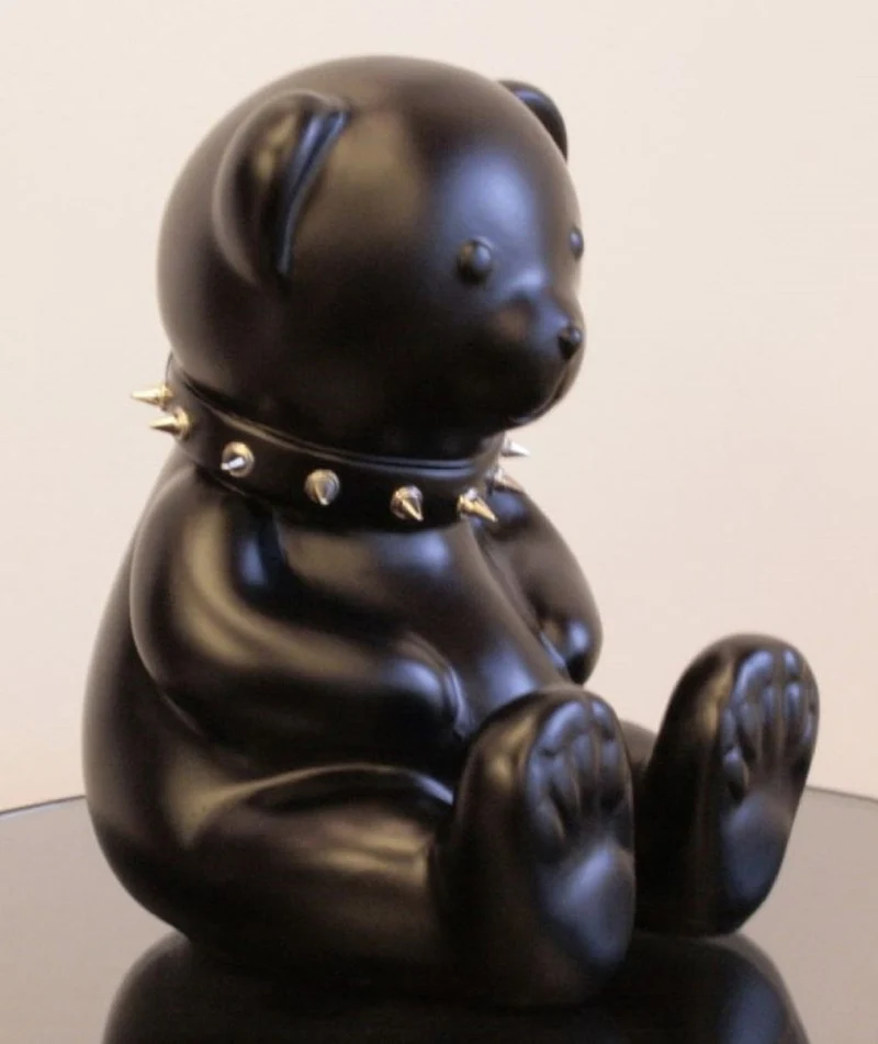 Casa Padrino Luxus Designer Dekofigur Teddybär mit Halsband Schwarz / Silber H. 31 cm - Kunstharz Deko Skulptur - Luxus Deko Figur - Designer Deko Figur - Luxus Accessoires