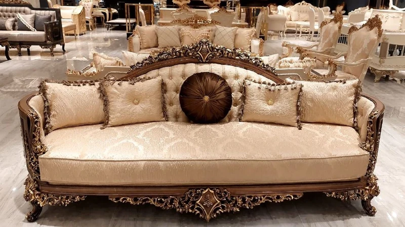 Casa Padrino Luxus Barock Wohnzimmer Set Gold / Braun / Gold - 2 Barock Sofas & 2 Barock Sessel & 1 Barock Couchtisch - Luxus Wohnzimmer Möbel im Barockstil - Barock Möbel - Edel & Prunkvoll