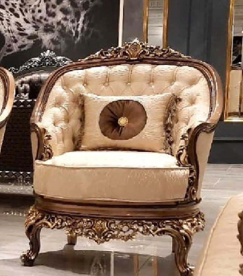 Casa Padrino Luxus Barock Wohnzimmer Set Gold / Braun / Gold - 2 Barock Sofas & 2 Barock Sessel & 1 Barock Couchtisch - Luxus Wohnzimmer Möbel im Barockstil - Barock Möbel - Edel & Prunkvoll
