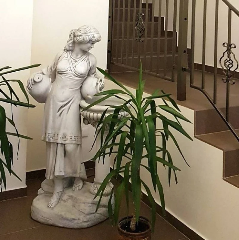Casa Padrino Jugendstil Wasserspeier Skulptur Frau mit Krügen und Brunnen Grau 60 x 39 x H. 140 cm - Elegante Wasserspeier Stein Figur - Barock & Jugendstil Garten Deko Accessoires