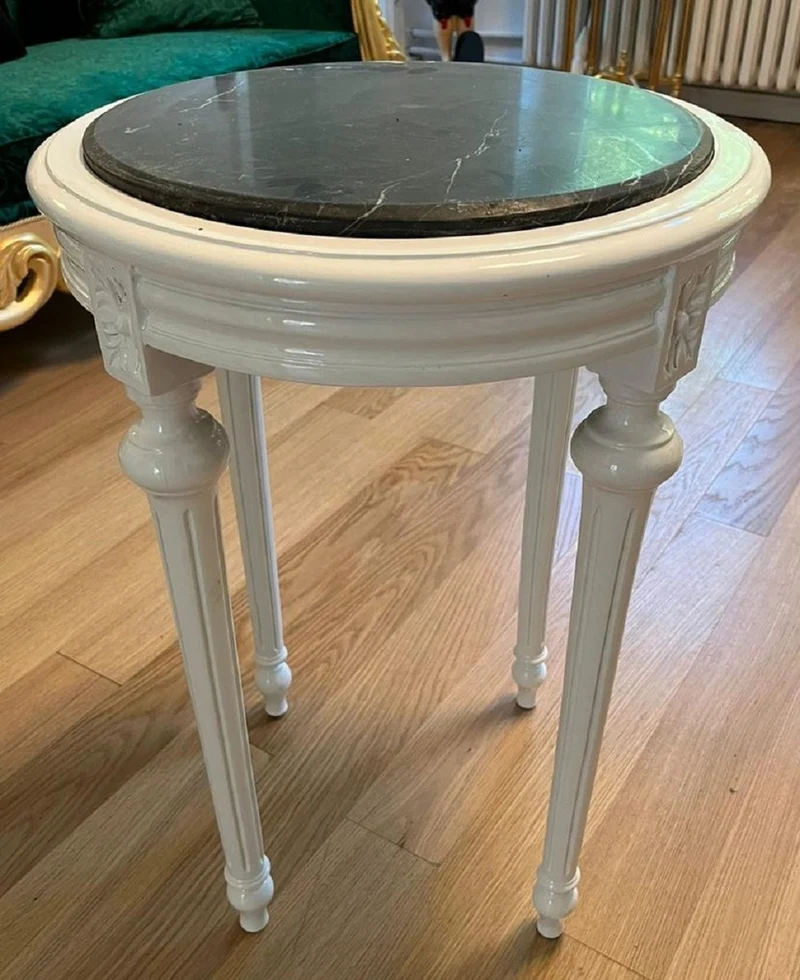 Casa Padrino Barock Beistelltisch Weiß / Schwarz - Handgefertigter Antik Stil Tisch mit Marmorplatte - Antik Stil Möbel - Wohnzimmer Möbel im Barockstil - Barock Möbel