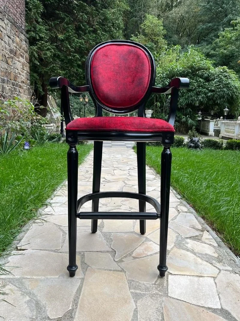 Casa Padrino Barock Barstuhl mit Armlehnen Bordeauxrot / Schwarz - Prunkvoller Barockstil Massivholz Barhocker mit edlem Samtstoff - Barock Bar Möbel