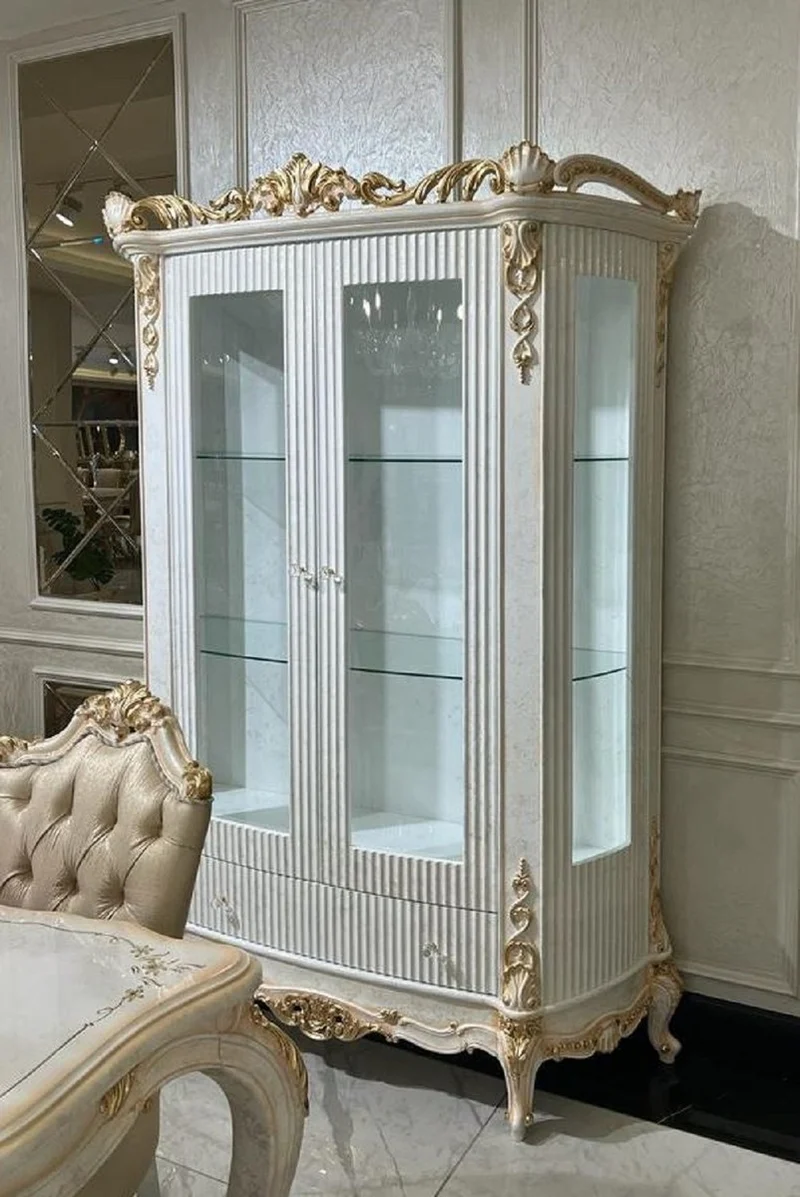 Casa Padrino Luxus Barock Vitrine Weiß / Gold - Handgefertigter Massivholz Vitrinenschrank mit 2 Glastüren und Schublade - Luxus Möbel im Barockstil - Barock Möbel - Edel & Prunkvoll