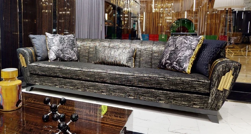 Casa Padrino Luxus Sofa Schwarz / Gold 280 x 77 x H. 94 cm - Wohnzimmer Sofa - Hotel Sofa - Wohnzimmer Möbel - Hotel Möbel - Luxus Möbel - Wohnzimmer Einrichtung - Luxus Einrichtung