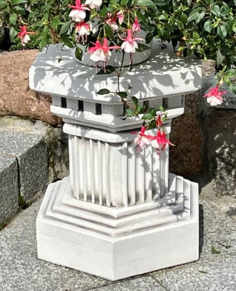 Casa Padrino Barock Garten Deko Säule Weiß / Grau 40 x 40 x H. 43 cm - Antik Stil Stein Säule - Prunkvolle Gartensäule - Barock Garten & Terrassen Deko Accessoires - Gartendeko im Barockstil
