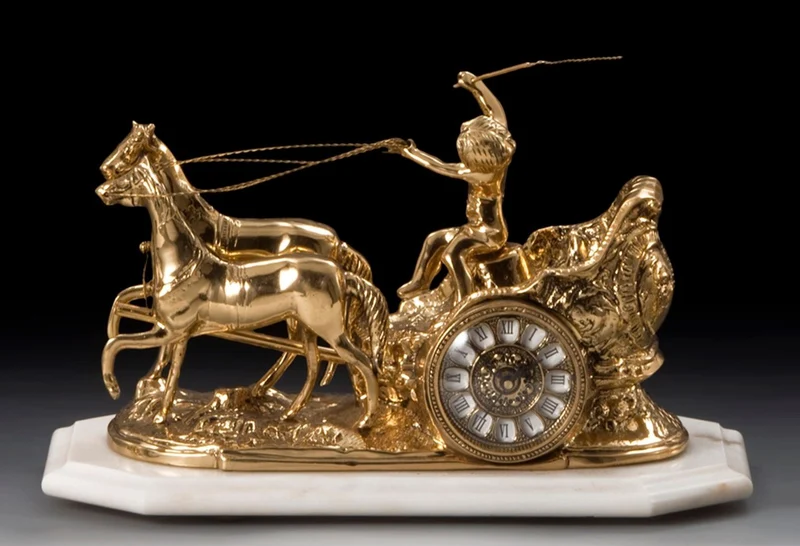 Casa Padrino Luxus Barock Tischuhr Gold / Weiß 42 x H. 25 cm - Handgefertigte Bronze Uhr im Barockstil - Barock Schreibtischuhr - Barock Schreibtisch Deko - Barock Deko Accessoires