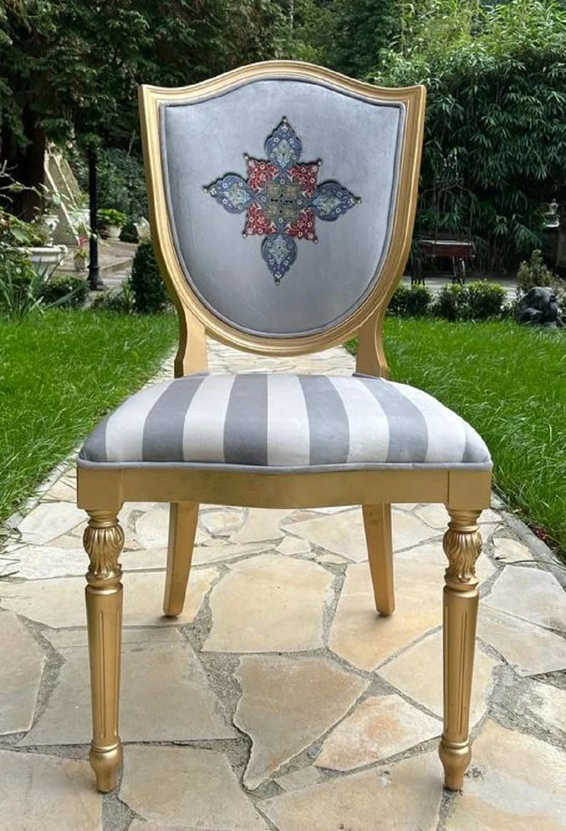 Casa Padrino Luxus Art Deco Esszimmer Stuhl mit Design und Streifen Grau / Weiß / Mehrfarbig / Gold - Eleganter Massivholz Stuhl - Art Deco Esszimmer Möbel