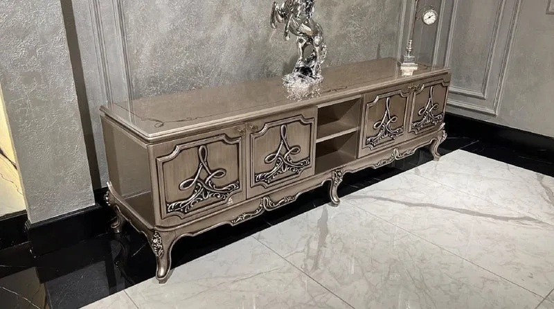 Casa Padrino Luxus Barock TV Schrank Silber - Prunkvolles Massivholz Sideboard mit 4 Türen - Luxus Wohnzimmer Möbel im Barockstil - Barock Möbel - Edel & Prunkvoll
